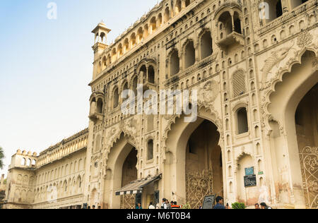 Lucknow, Indien: 3.Feb 2018: Gate Eingang zu den Bara imambara in Lucknow. Eine der größten und berühmtesten Schreine für schiitische Muslime. Stockfoto