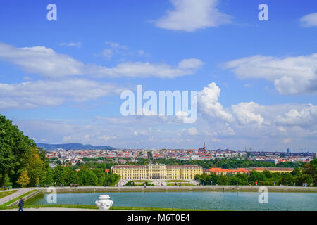 Wien, Österreich - 4 SEPTEMBER 2017; Schloss Schönbrunn mit Stadt Wien darüber hinaus und Teich von Gloriette Hill. Stockfoto