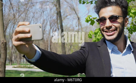 Blogger, Video auf neue Telefon- und angezeigt, durchblättern und pe Stockfoto