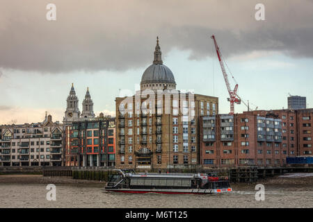 Die St Paul's Kathedrale in London von der Themse Stockfoto