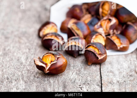 Gebratene Kastanien auf hölzernen Hintergrund Stockfoto