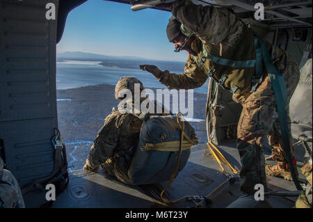 Us-Armee Fallschirmjäger auf die 1 Bataillon zugeordnet, 501 Fallschirm Infanterie Regiment, 4 Infantry Brigade Combat Team (Airborne), 25 Infanterie Division, U.S. Army Alaska, Fallschirm aus einem UH-60 Black Hawk Hubschrauber während Airborne Ausbildung auf malemute Drop Zone, an Joint Base Elmendorf-Richardson, Alaska, 28.02.2018. Die Soldaten von 4-25 gehören zu den nur American Airborne Brigade im Pazifik und sind geschult in der Luft Manöver in extremer Kälte - Wetter und high-altitude Umgebungen zur Unterstützung der Bekämpfung, Partnerschaft und Katastrophenhilfe Operationen auszuführen. (U.S. Air Force Foto Stockfoto