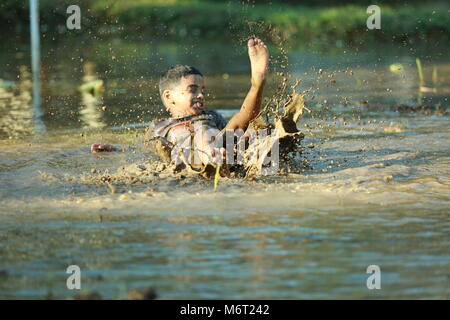 Glückliche Kindheit, Schlamm Spielen, Fußball, Spaß mit Natur, Kindheit genießen, Kinder Fußball, Erinnerungen, Spaß, Kinder Zyklus, Baum mit Junge, Spiel Stockfoto