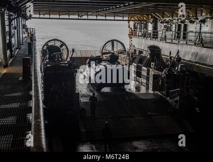 180214-N-TJ 319-0256 ATLANTIK (Feb. 14, 2018) Marines bis 26 Marine Expeditionary Unit Bataillon Landung Team zugewiesenen direkt ein amphibisches Fahrzeug in das Deck des Dock Landung Schiff USS Oak Hill (LSD 51). Die Iwo Jima Amphibious Ready Gruppe begibt sich die 26 MEU und umfasst Oak Hill, die Amphibisches Schiff USS Iwo Jima (LHD7), die amphibious Transport dock Schiff USS New York (LPD 21), Flotte Op-Team 8, Hubschrauber Meer Combat Squadron 28, Tactical Air Control Squadron 22, Komponenten der Naval Beach Gruppe 2 und die begonnen, Mitarbeiter der Amphibischen Squadron 4. (U.S. Stockfoto