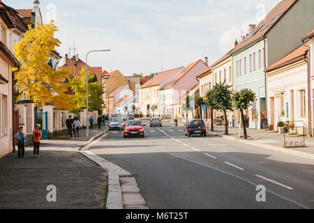 Tschechisch, Blatna, 27. September 2017: Blick auf eine wunderschöne Stadt Strasse mit Häusern und einer Straße, mit dem Auto unterwegs sind. Menschen gehen auf dem Fußweg. Stockfoto