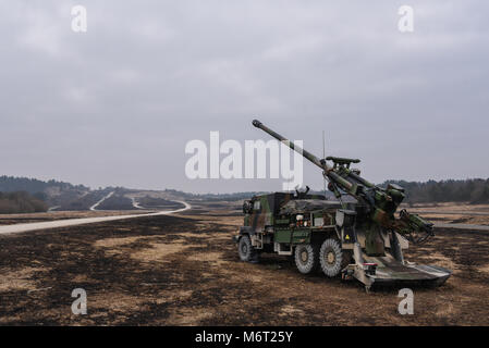 Die französischen Soldaten führen eine Live Fire Mission mit Camion Equipé d'un Système d'Artillerie (CAESAR) Selbstfahrende 155 mm Haubitze als Teil der Übung dynamische Vordere 18 an der 7th Army Training Befehl Grafenwöhr Training Area, Germany, March 05, 2018. Übung dynamische Vordere 18 enthält ca. 3.700 Teilnehmer aus 26 Nationen in der US-Armee Grafenwöhr Training Area (Deutschland), 24.02.23. - 10. März 2018. Dynamische Vordere ist eine jährliche US-Army Europe (USAREUR) Übung konzentriert sich auf die Interoperabilität der US-Armee, gemeinsame Service- und Alliierten nation Artillerie und Feuer in einem multinati Stockfoto