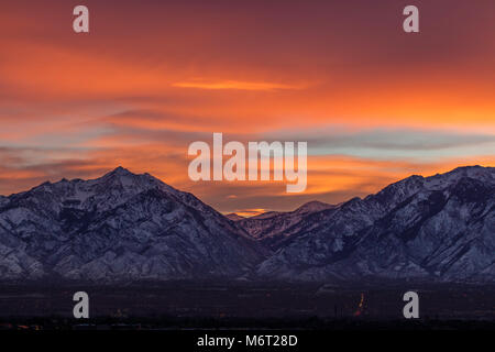 Lebendige Sonnenaufgang über der Wasatch Berge im Winter, Salt Lake County, Utah Stockfoto