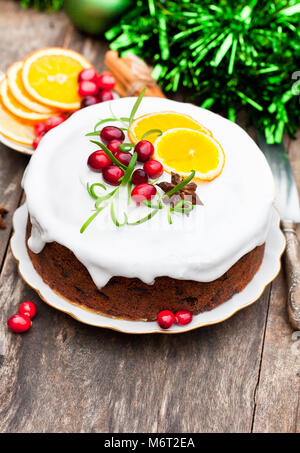 Christmas Cake und Weihnachtsschmuck. Stockfoto