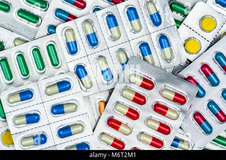 Blick von oben auf die bunten Tabletten und Kapseln Tabletten in Blisterpackungen. Global Health Care und Drogenkonsum mit angemessenen Konzept Stockfoto