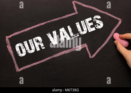 Unsere Werte - Schiefertafel mit Pfeil auf schwarzem Hintergrund Stockfoto