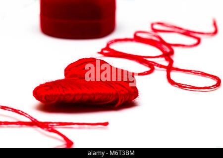 Liebe sie Worte und Herz aus roten Faden auf einem weißen Hintergrund für Ihren Valentinstag Stockfoto