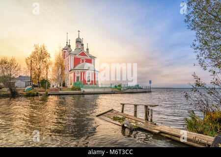 Kirche der Vierzig Märtyrer von Sebaste auf der Seite des Pleshcheevo See in Pereslavl-Zalessky, Ulitsa oblast, Russland Stockfoto