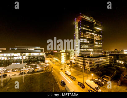 Antenne von Wolkenkratzern während der Nacht. Stockfoto