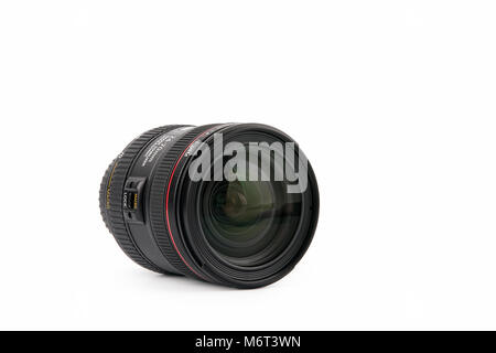 Riga, Lettland - 05.März 2018: Closeup Canon Objektiv EF 24-70 mm f/4L IS USM isoliert auf weißem Hintergrund Stockfoto