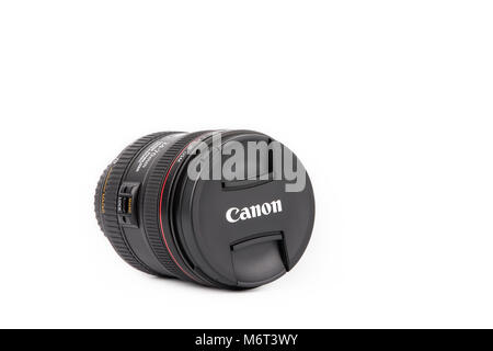 Riga, Lettland - 05.März 2018: Closeup Canon Objektiv EF 24-70 mm f/4L IS USM isoliert auf weißem Hintergrund Stockfoto