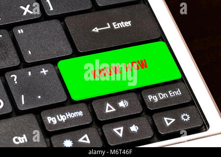 Auf der Tastatur des Laptops die grüne Taste geschrieben, wie das geht. Stockfoto