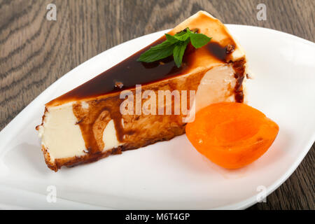 Käsekuchen mit Schokolade und Aprikose Stockfoto