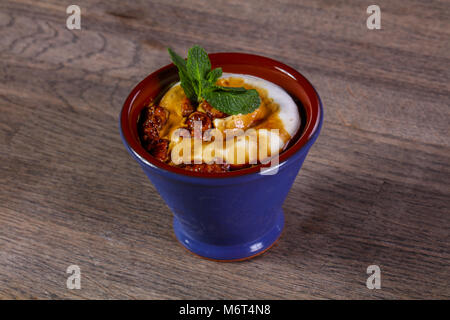 Eis mit Walnuss serviert mint Stockfoto