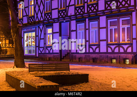 Wernigerode, Deutschland - Februar 6, 2018: Zentrum von Wernigerode in der Nähe des farbenfrohen Museum chiefes Haus bei Nacht im Winter. Stockfoto