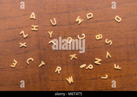 Alphabet aus makkaroni Buchstaben auf Holz Hintergrund isoliert. Stockfoto