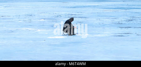 Ältere Mann hat die Fischerei wurde im Winter auf dem See. Stockfoto