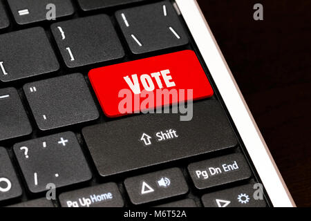 Abstimmung über die rote Taste auf der Tastatur, schwarz ein. Stockfoto