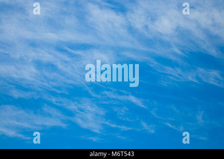 Fantastisch weiche, weiße Wolken vor blauem Himmel. Stockfoto