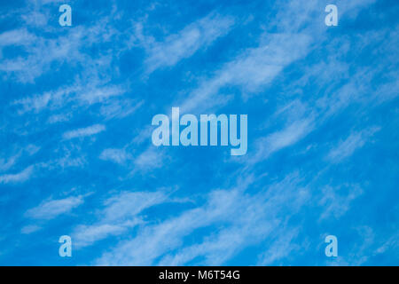 Fantastisch weiche, weiße Wolken vor blauem Himmel. Stockfoto