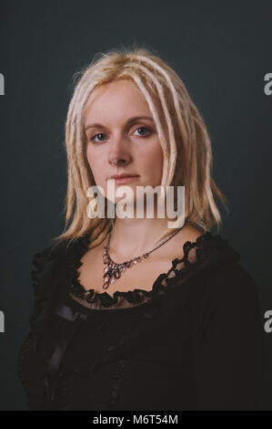 Retro Stil Porträt einer jungen Frau mit blonden Dreadlocks Stockfoto