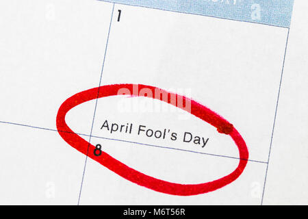 "Fool's Day" ist ein Text auf dem Kalender geschrieben, rot eingekreist Marker. Stockfoto