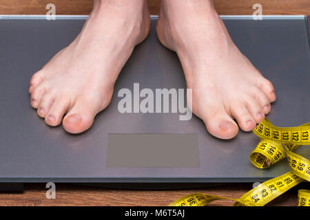 Gewicht Konzept mit Person auf einer Skala messen kg verlieren. Stockfoto
