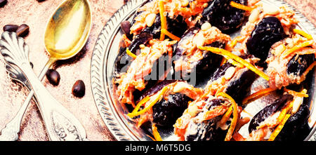 Desserts der moldawische Küche, Backpflaumen gefüllt mit Muttern Stockfoto