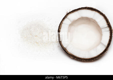 Kokosnüsse mit Kokosnüssen Flocken auf dem weißen Hintergrund isoliert. Stockfoto