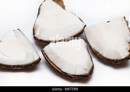 Coconut Stücke isoliert auf einem weißen Hintergrund. Stockfoto