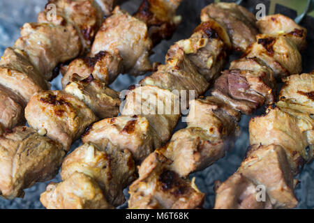 Marinierte schaschlik Vorbereitung auf einem Grill über Kohle. Schaschlik oder Shish Kebab populär in Osteuropa. (Shashlyk aufgespießt Fleisch) war Ursprung Stockfoto