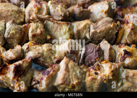 Marinierte schaschlik Vorbereitung auf einem Grill über Kohle. Schaschlik oder Shish Kebab populär in Osteuropa. (Shashlyk aufgespießt Fleisch) war Ursprung Stockfoto