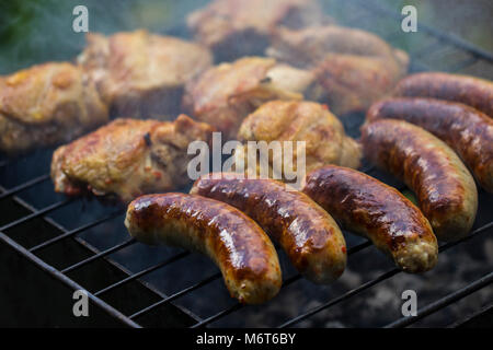 Sortierte lecker Gegrilltes Fleisch mit Gemüse über den Kohlen auf einem Grill. Stockfoto