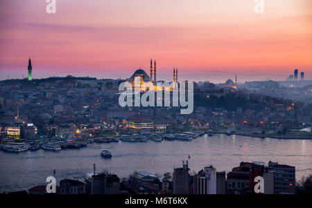 Moschee in Istanbul in der Dämmerung Stockfoto