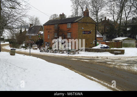 Pear Tree Inn nach einem März Schneefällen, Hook Norton, Oxfordshire Stockfoto