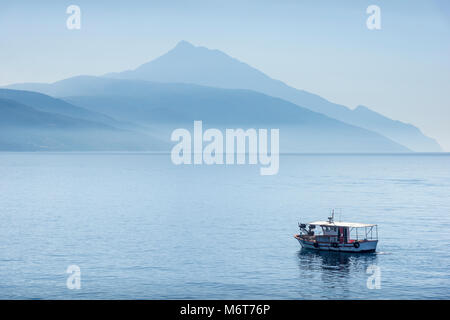 Am frühen Morgen eines verschwommenen Berg Athos und die Halbinsel Athos, vom Meer, Chalkidiki, Mazedonien, nördlichen Griechenland gesehen. Stockfoto