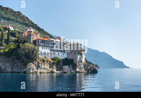 Kloster osiou Gregoriou vom Meer aus gesehen. Auf der Halbinsel Athos, Mazedonien, Nordgriechenland Stockfoto