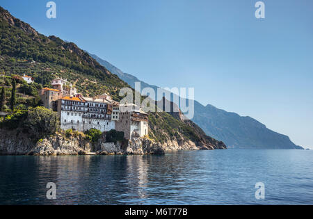 Kloster osiou Gregoriou vom Meer aus gesehen. Auf der Halbinsel Athos, Mazedonien, Nordgriechenland Stockfoto