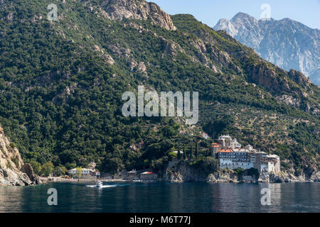 Kloster osiou Gregoriou vom Meer aus gesehen. Auf der Halbinsel Athos, Mazedonien, Nordgriechenland Stockfoto