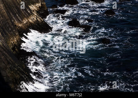 Felsen und das blaue Meer, Island Stockfoto