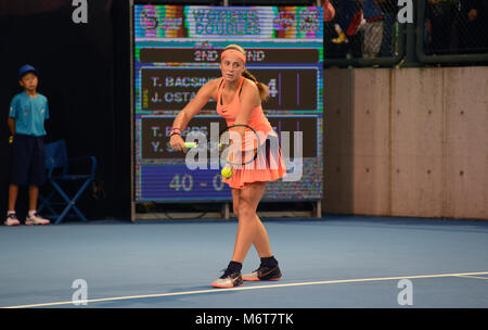 Lettlands Jelena Ostapenko bereitet in der Frauen zu dienen verdoppelt auf der China Open Tennisturnier in Peking, Oktober 2016 Stockfoto