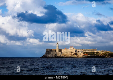 El Morro spanische Festung mit Leuchtturm mit Blick auf das Meer im Vordergrund und Wolken über, Havanna, Kuba Stockfoto