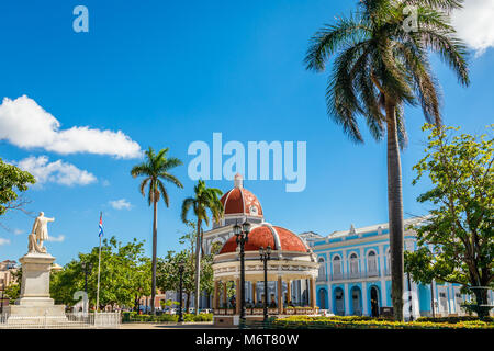 Cienfuegos Jose Marti Central Park mit Palmen und historischen Gebäuden, Provinz Cienfuegos, Kuba Stockfoto