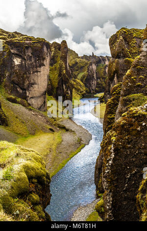 Fjadrargljufur Canyon steilen Klippen und Gewässern des Fjadra River, South Island Stockfoto