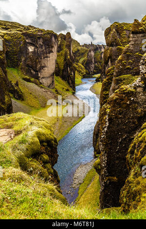 Fjadrargljufur Canyon steilen Klippen und Gewässern des Fjadra River, South Island Stockfoto