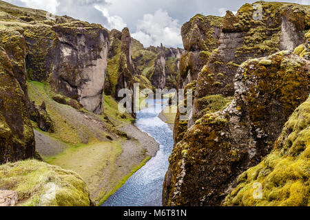 Fjadrargljufur Canyon steilen Klippen und Gewässern des Fjadra River, South Island Stockfoto